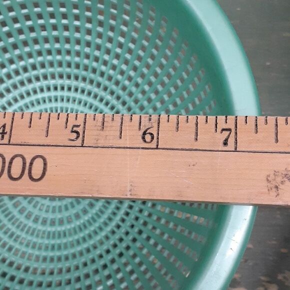 4 pc bundle; Covered fruit/veggie tray, cutting board, & set of 2 strainers - Picture 9 of 12